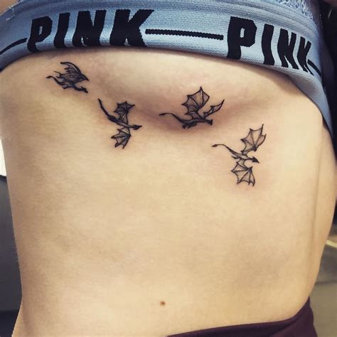 tatuajes para mujer en los pechos|25 tatuajes en el pecho para mujer y hombre。